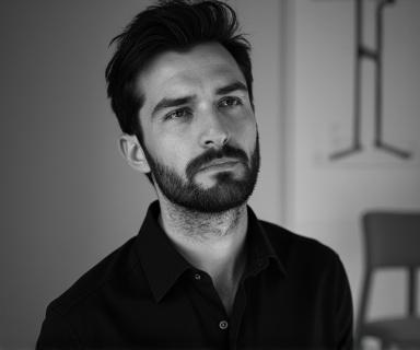 Ritratto professionale in bianco e nero di Luca Ferrari, designer e innovatore.